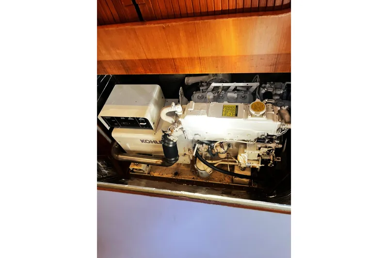 Slide: The Image of Sala macchine di un Macintosh Center Cockpit 1987 con generatore Kohler. - 36