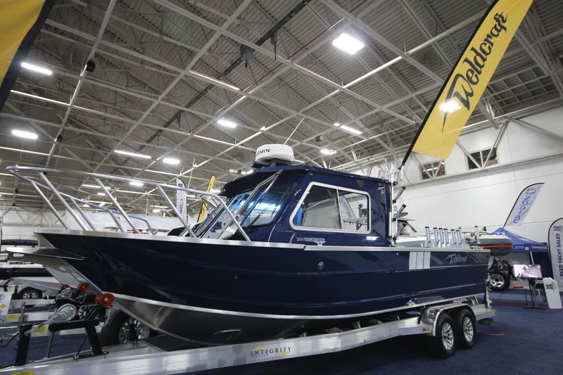 The Image of Weldcraft 260 Ocean King 2026 auf Anhänger in Ausstellungshalle. - 2