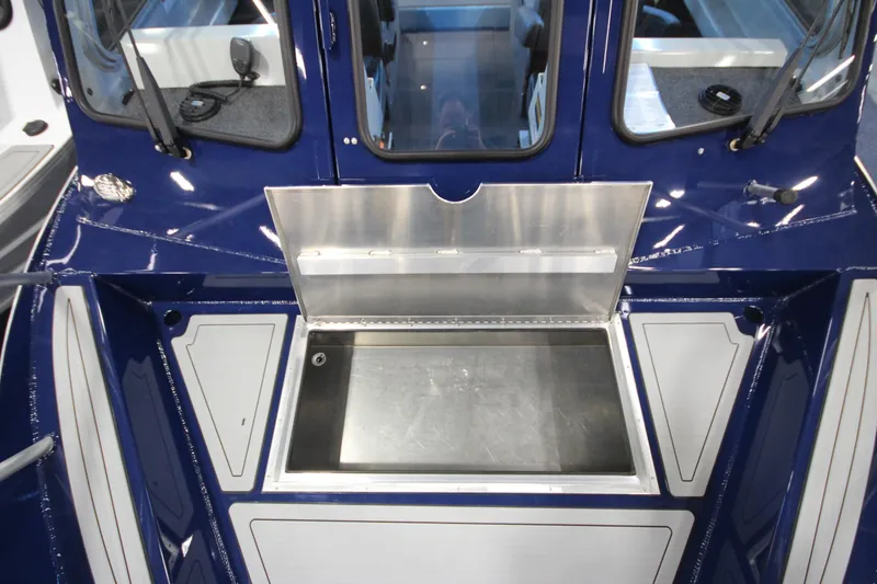 Slide: The Image of Weldcraft 260 Ocean King 2026, open opbergruimte op dek. - 28