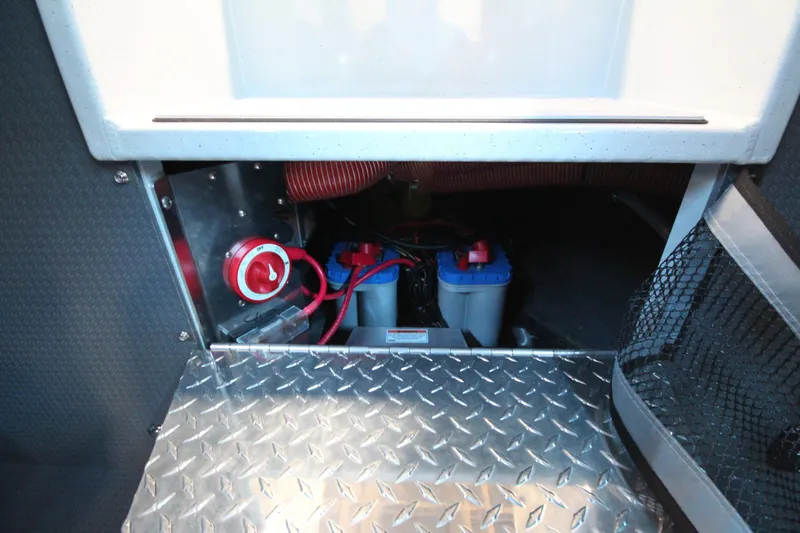 Slide: The Image of Compartimento de batería del Weldcraft 260 Ocean King 2026 con interruptor y cableado. - 30