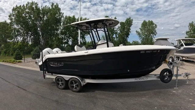 The Image of Robalo R242 2022 - 1