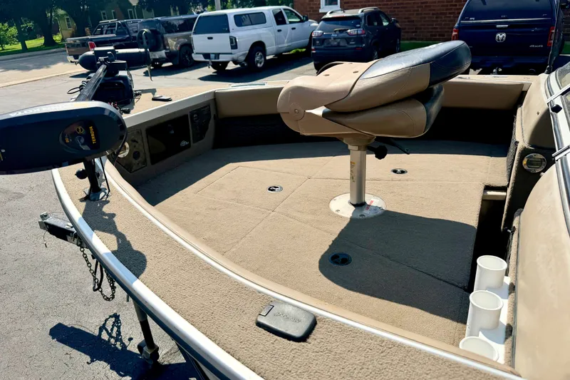 Slide: The Image of 2008 G3 Angler V185 FS boat interior with seating and fishing equipment. - 12