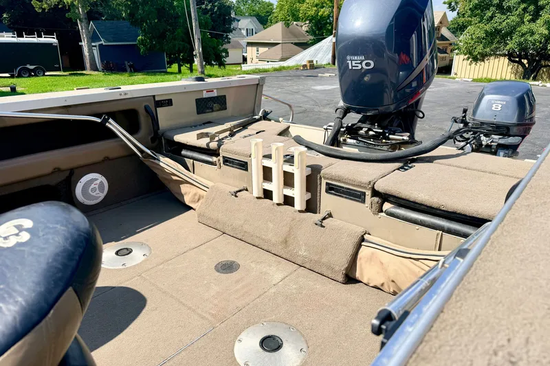 Slide: The Image of 2008 G3 Angler V185 FS boat interior with Yamaha 150 engine, beige seating. - 13