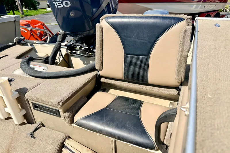 Slide: The Image of 2008 G3 Angler V185 FS boat interior with Yamaha 150 engine, featuring cushioned seating. - 20
