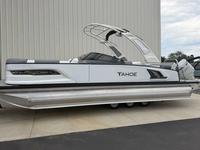 The Image of Tahoe Grand 25 Flex Lounge Windshield 2027 - 1