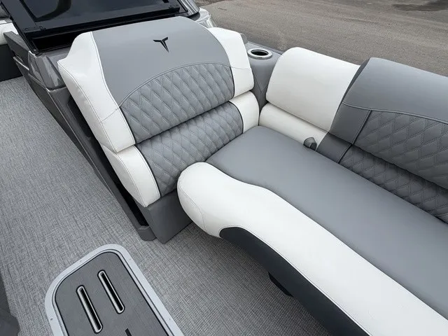 Slide: The Image of Tahoe Grand 25 Flex Lounge Windshield 2027 - 15
