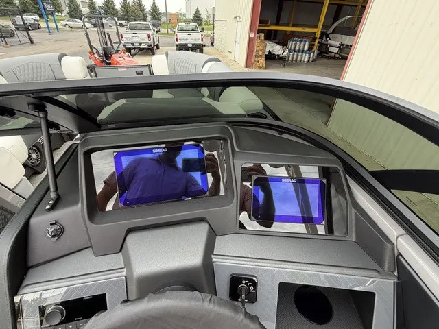 Slide: The Image of Tahoe Grand 25 Flex Lounge Windshield 2027 - 11