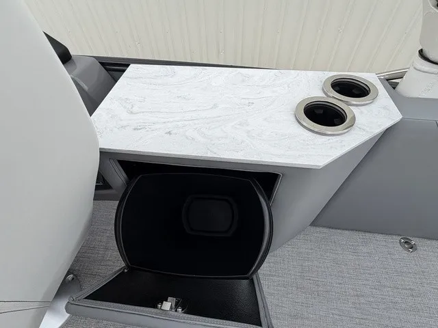 Slide: The Image of Tahoe Grand 25 Flex Lounge Windshield 2027 - 20