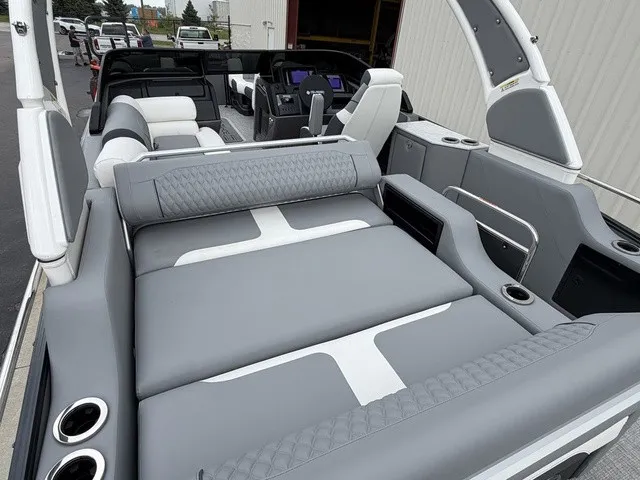 Slide: The Image of Tahoe Grand 25 Flex Lounge Windshield 2027 - 5