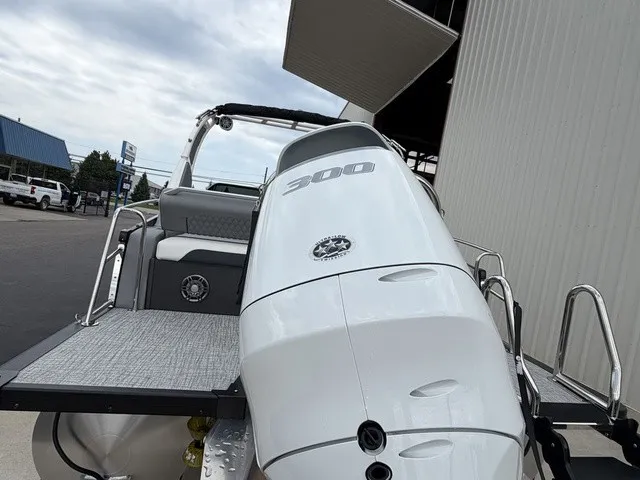 Slide: The Image of Tahoe Grand 25 Flex Lounge Windshield 2027 - 2