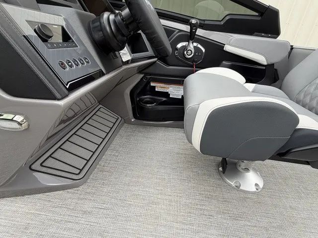 Slide: The Image of Tahoe Grand 25 Flex Lounge Windshield 2027 - 12