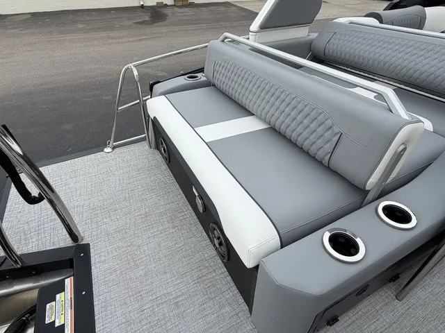 Slide: The Image of Tahoe Grand 25 Flex Lounge Windshield 2027 - 6