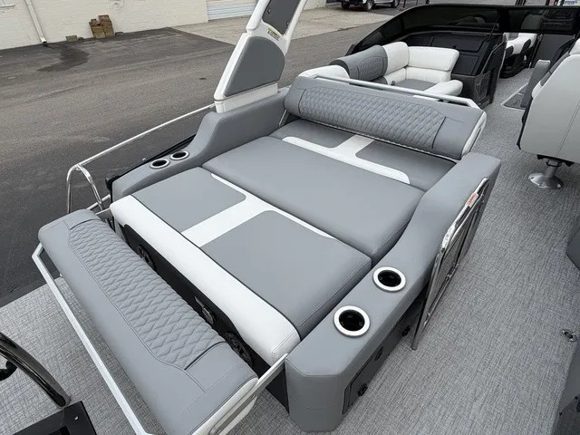 Slide: The Image of Tahoe Grand 25 Flex Lounge Windshield 2027 - 8