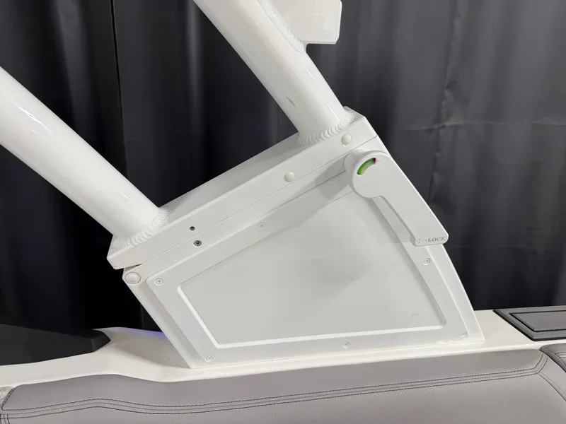 Slide: The Image of Cobalt R8 Outboard 2024 - 98