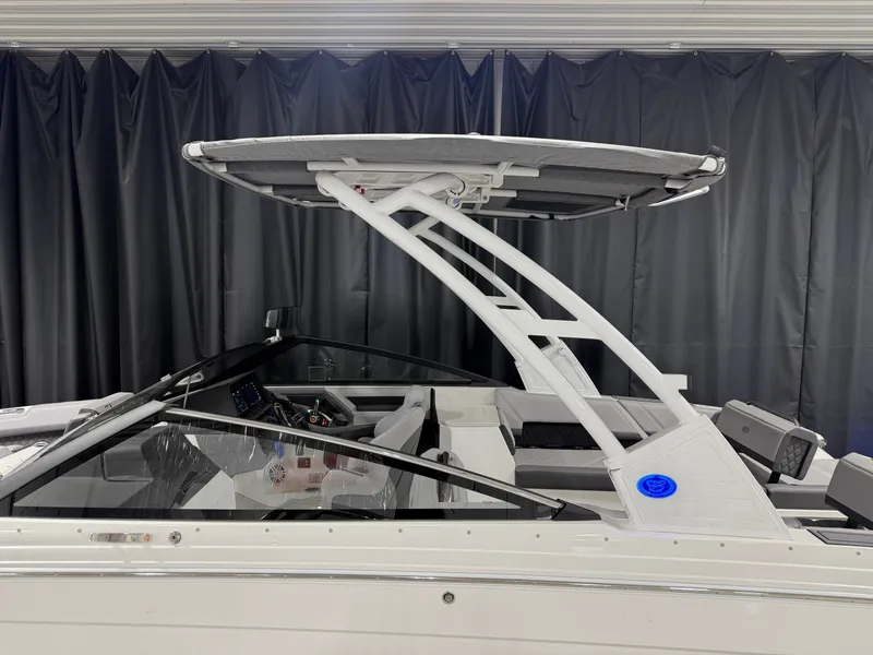 Slide: The Image of Cobalt R8 Outboard 2024 - 5