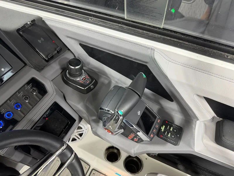 Slide: The Image of Cobalt R8 Outboard 2024 - 63