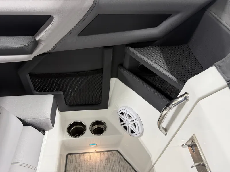 Slide: The Image of Cobalt R8 Outboard 2024 - 46