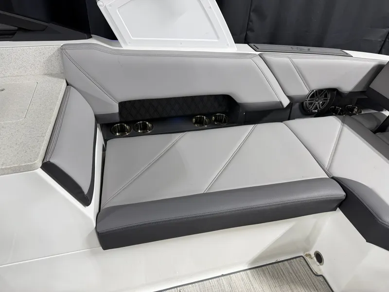 Slide: The Image of Cobalt R8 Outboard 2024 - 27