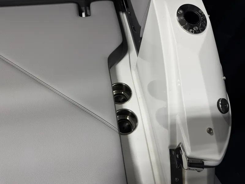 Slide: The Image of Cobalt R8 Outboard 2024 - 16