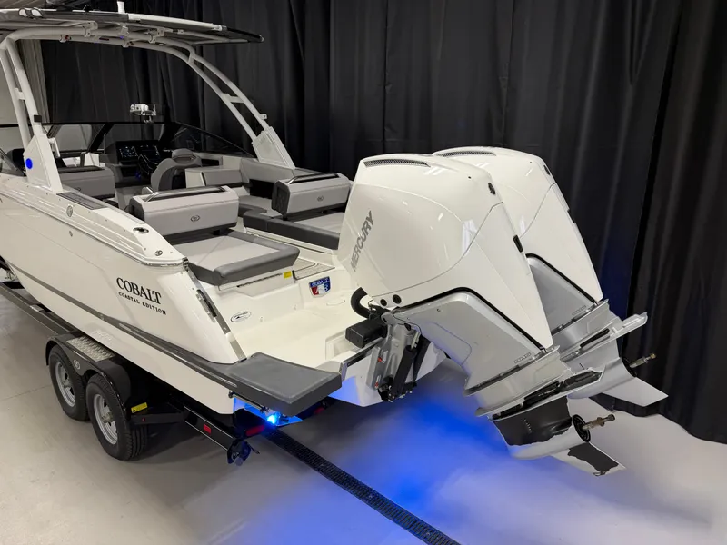 Slide: The Image of Cobalt R8 Outboard 2024 - 6