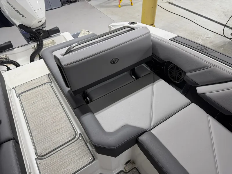 Slide: The Image of Cobalt R8 Outboard 2024 - 33