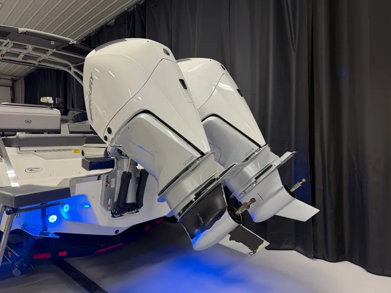 Slide: The Image of Cobalt R8 Outboard 2024 - 9