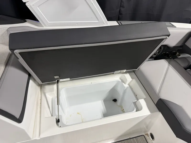 Slide: The Image of Cobalt R8 Outboard 2024 - 29