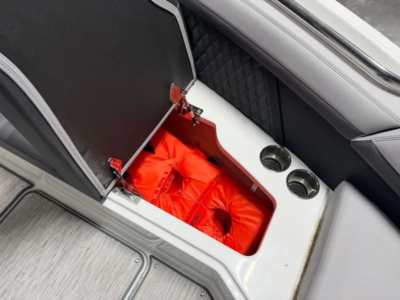 Slide: The Image of Cobalt R8 Outboard 2024 - 85