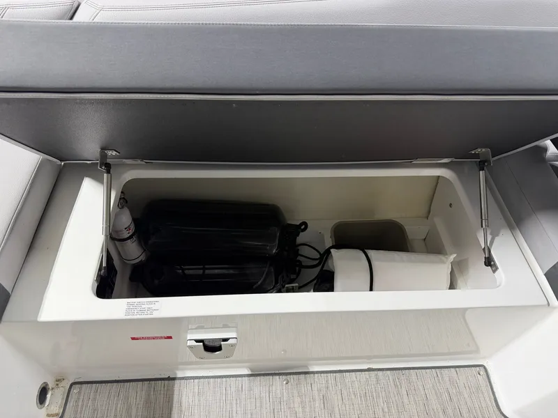 Slide: The Image of Cobalt R8 Outboard 2024 - 38