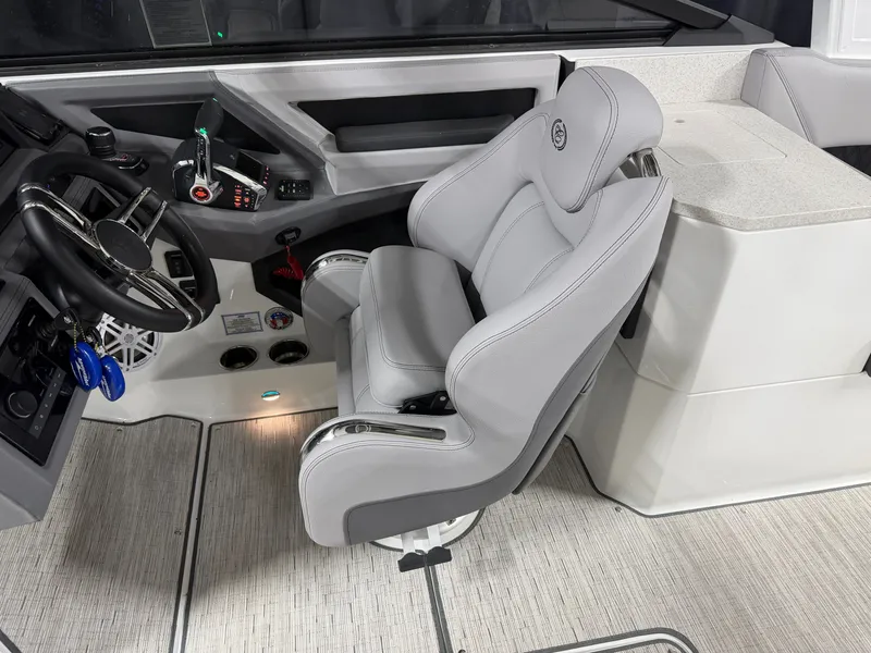 Slide: The Image of Cobalt R8 Outboard 2024 - 59