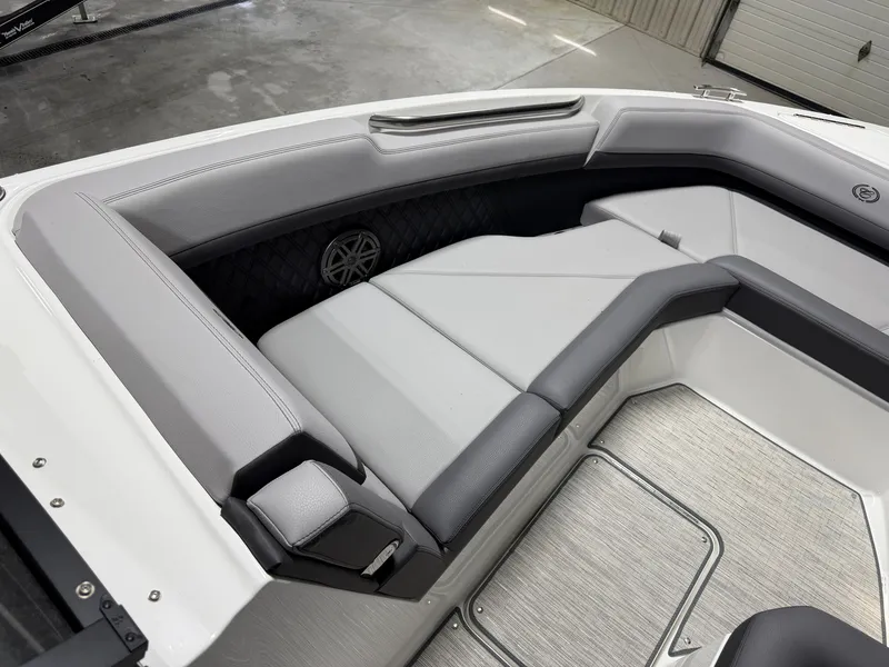 Slide: The Image of Cobalt R8 Outboard 2024 - 79
