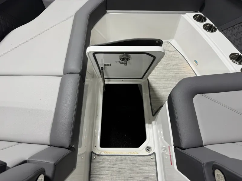Slide: The Image of Cobalt R8 Outboard 2024 - 78