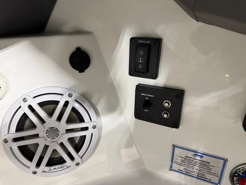 Slide: The Image of Cobalt R8 Outboard 2024 - 62