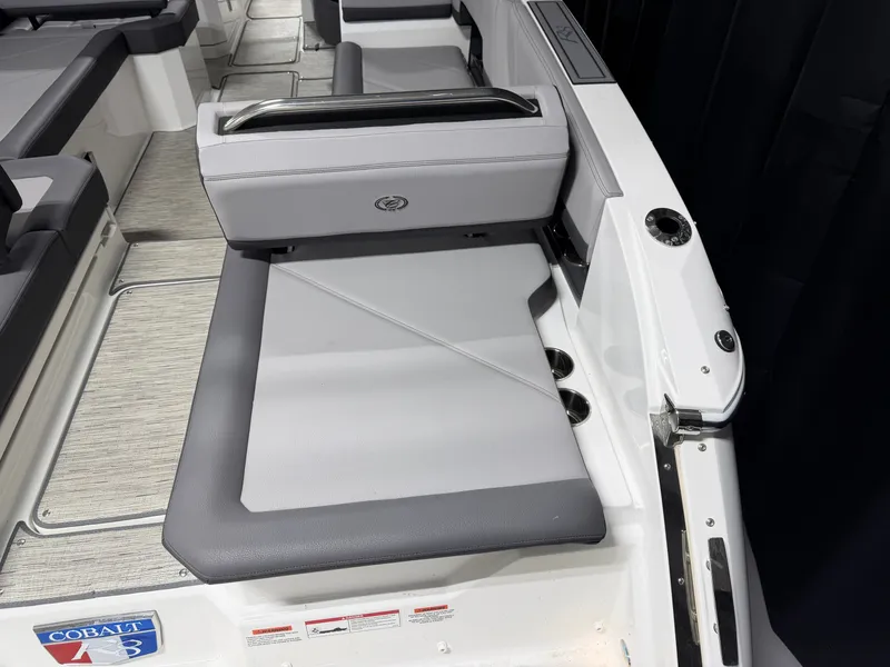 Slide: The Image of Cobalt R8 Outboard 2024 - 14