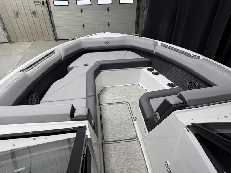 Slide: The Image of Cobalt R8 Outboard 2024 - 76