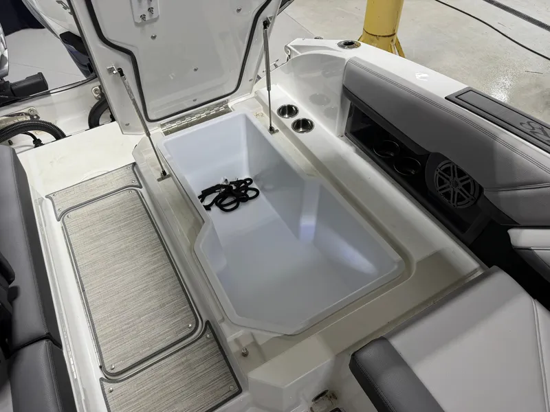Slide: The Image of Cobalt R8 Outboard 2024 - 35