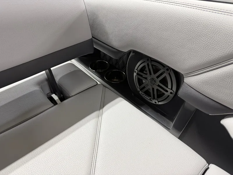 Slide: The Image of Cobalt R8 Outboard 2024 - 34