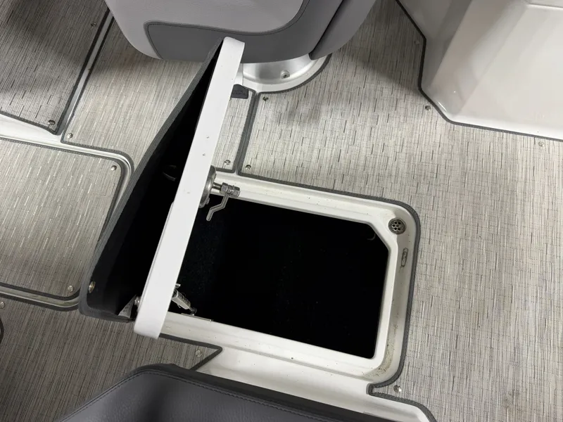 Slide: The Image of Cobalt R8 Outboard 2024 - 58