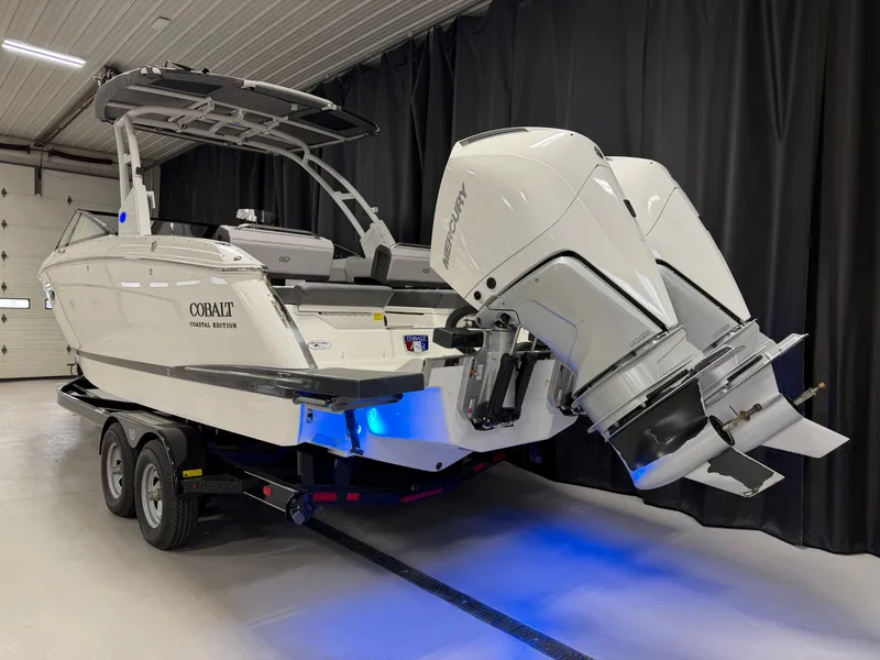 Slide: The Image of Cobalt R8 Outboard 2024 - 3