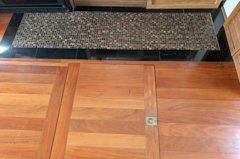 Slide: The Image of Wooden floor with a hatch and mosaic tile section on a 1979 SUNYONG PS Trawler. - 21