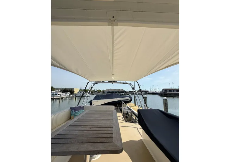 Slide: The Image of Yacht Coastal Craft 45 de 2015 avec pont couvert et vue sur le port. - 32