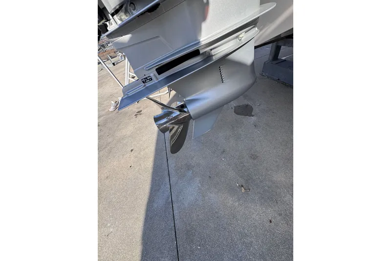 Slide: The Image of Outboard motor of a 2022 Boston Whaler 280 Vantage on concrete surface. - 36
