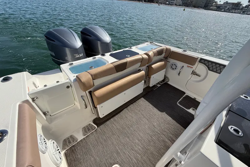 Slide: The Image of 2018 Wellcraft 302 Fisherman boat interior with twin Yamaha 300 engines on water. - 17