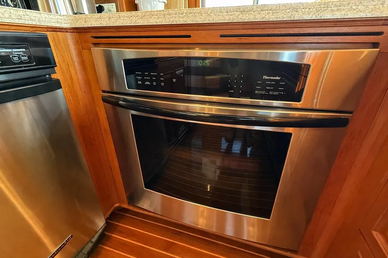 Slide: The Image of Horno Thermador en cocina de yate Grand Banks 64 Aleutian RP, modelo 2003. - 18
