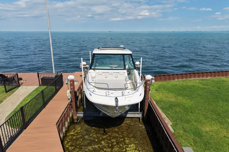 Slide: The Image of Sea Ray Sundancer 320 2025 - 8