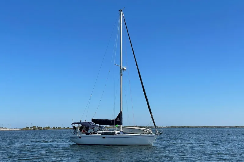 The Image of Catalina 36 MkII sailboat from 2000 on calm water under clear blue sky. - 0