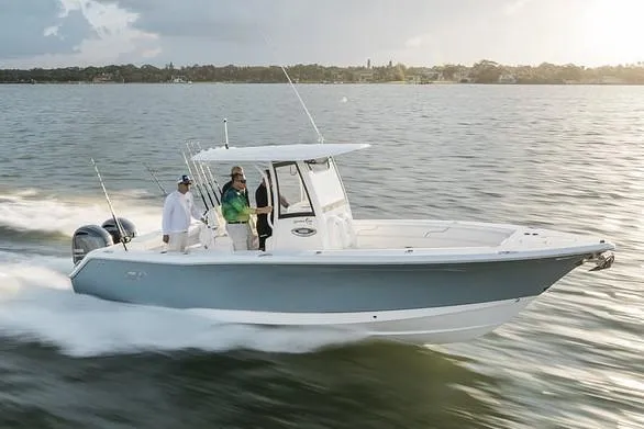 The Image of Een Sea Hunt Gamefish 27FS uit 2021 vaart snel over het water met drie personen aan boord. - 0