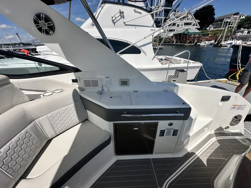 Slide: The Image of Sea Ray Sundancer 320 Outboard 2023 - 16