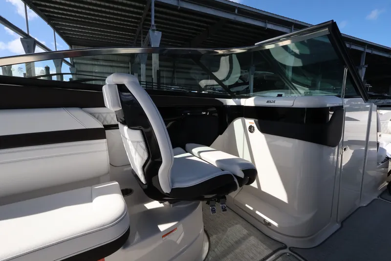 Slide: The Image of Sea Ray SLX 260 Outboard 2026 - 13