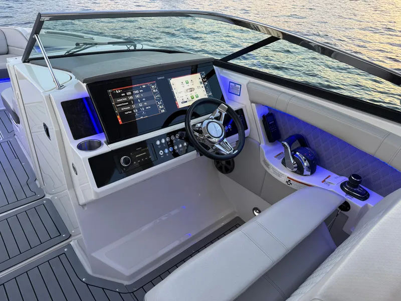 Slide: The Image of Sea Ray SLX 350 Outboard 2020 - 21